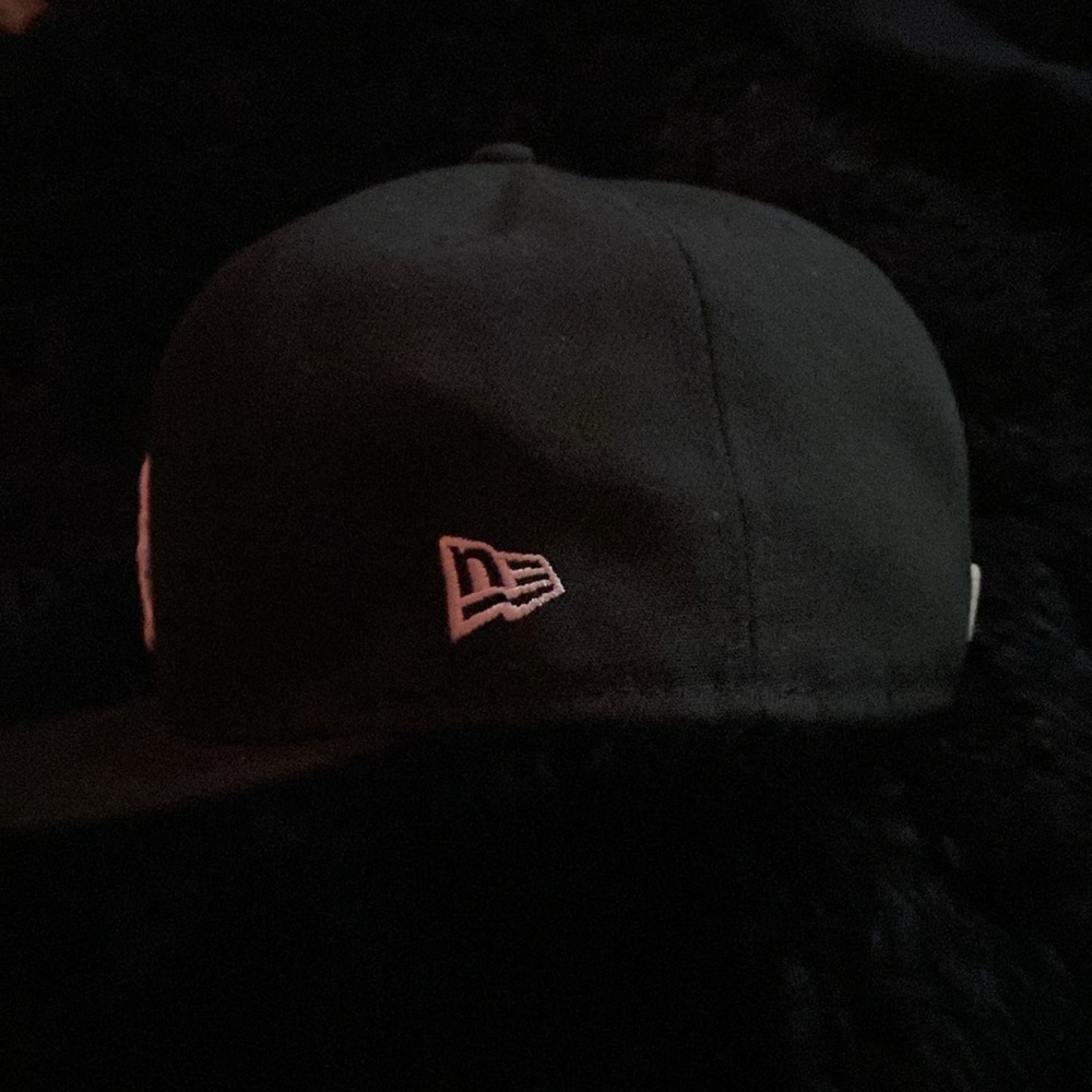 fitted hat - Picture 2 of 3